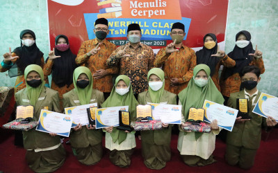 Pemberian Penghargaan untuk Karya Cerpen Terbaik